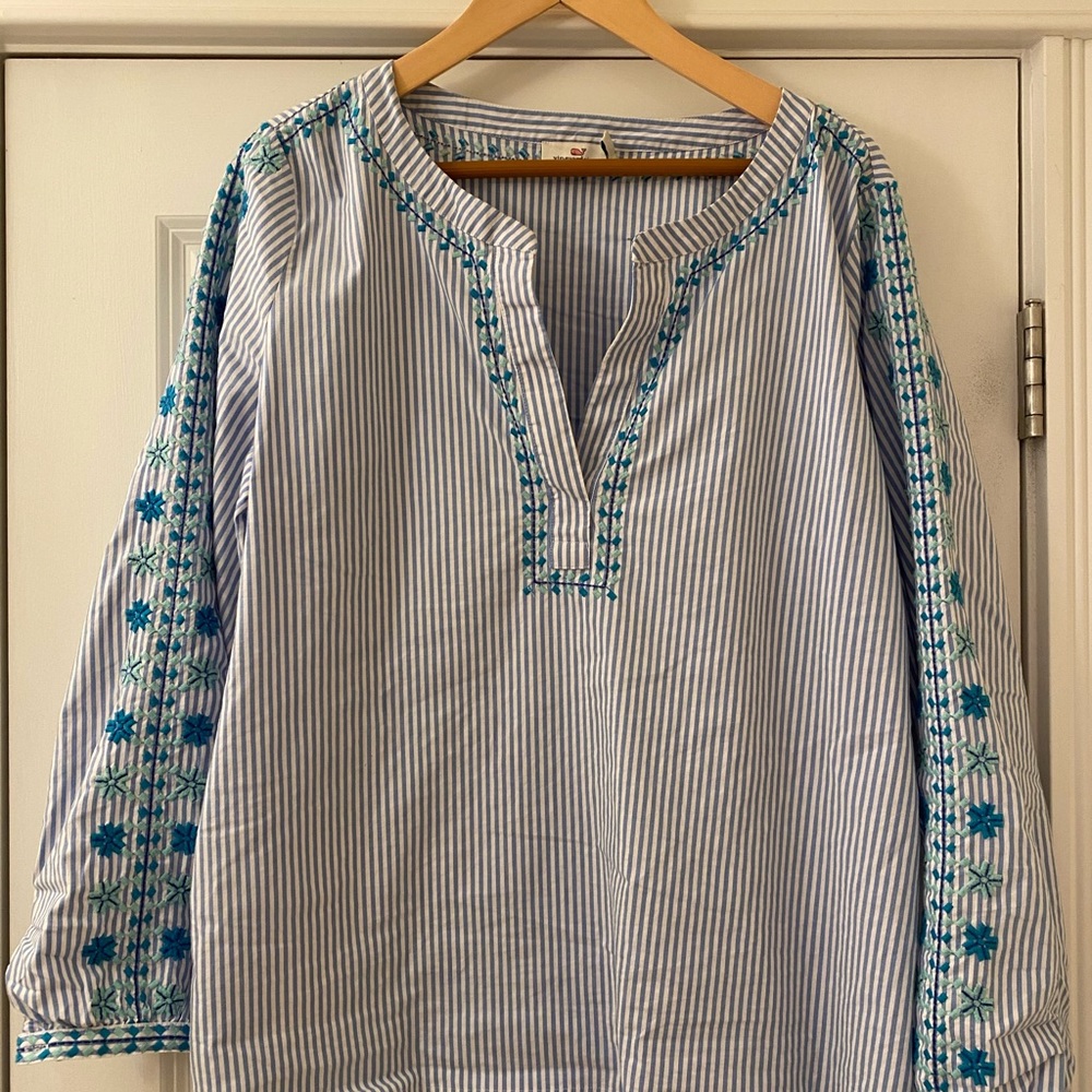 Vineyard Vines embroidered top